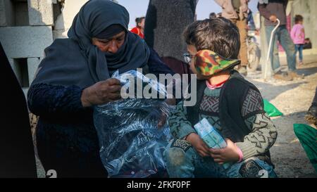 Eine ältere Syrerin in einem Flüchtlingslager in der Nähe der türkischen Grenze. Stockfoto