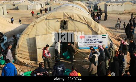 Hilfsorganisationen leisten Winterhilfe für syrische Flüchtlinge. Ein humanitärer Helfer leistet Hilfe für die Bedürftigen Stockfoto