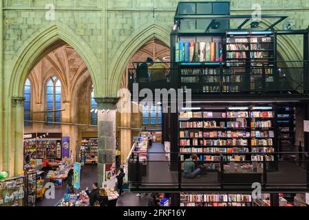 Innenansicht der berühmten Buchhandlung ' Book Store Dominicanen', ehemalige mittelalterliche Kirche, in Maastricht, Niederlande Stockfoto