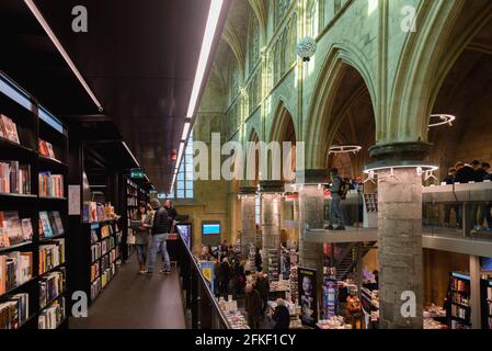 Innenansicht der berühmten Buchhandlung ' Book Store Dominicanen', ehemalige mittelalterliche Kirche, in Maastricht, Niederlande Stockfoto