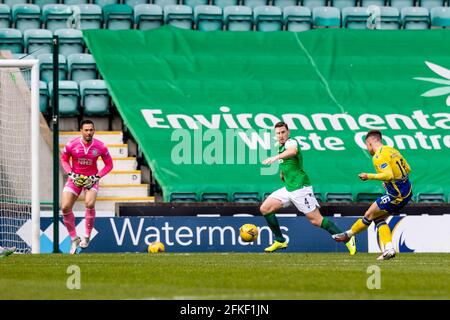 Easter Road, Edinburgh, Großbritannien. Mai 2021. Scottish Premiership Football, Hibernian gegen St. Johnstone; Glenn Middleton von St. Johnstone erzielt in Minute 22 das Eröffnungstor, um es 0-1 für St. Johnstone zu erreichen.Credit: Action Plus Sports/Alamy Live News Stockfoto