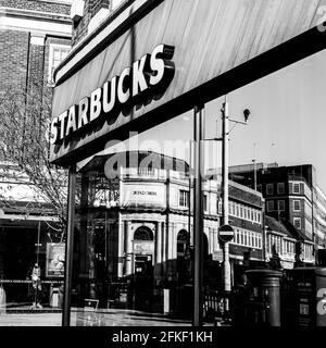 Kingston upon Thames, London, Großbritannien, April 2021, High Street Branch of Starbucks Coffee Shop With No People and Reflections in Shop Window Stockfoto