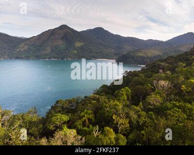 Atlantischer Regenwald und das Meer, in Ilhabela, São Paulo, Brasilien Stockfoto