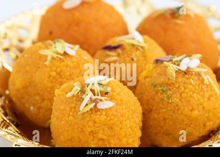 Nahaufnahme Von Motichur Laddoo, Auch Motichoor Laddu Genannt, Ist Sweet Mithai, Der Vom Indischen Subkontinent Stammt. Meetha Ladoo Tief Gebratene In Desi Ghee Isol Stockfoto