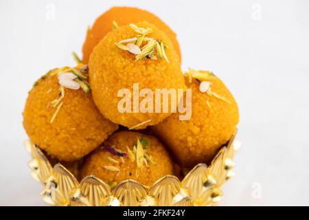 Köstlicher Motichur Laddoo Auch Als Motichoor Laddu Bezeichnet Süßer Mithai, Der Aus Dem Indischen Subkontinent Stammt. Meetha Ladoo Tief Gebratene In Desi Ghee Dekorieren Stockfoto