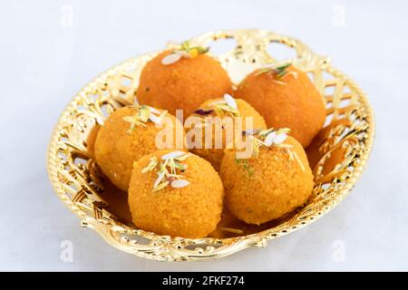 Der Inder Mithai Motichur Laddu Wird Auch Als Motichoor Ladoo Bezeichnet, Das Aus Bengalischem Grammehl Besan In Desi Ghee Hergestellt Wird. Meetha Laddoo Wird Auf Festivals Wie Holi Serviert Stockfoto