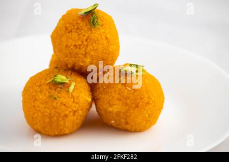 Spezielle Banarasi Laddu Indian Mithai Aus Bengalen Gram Mehl Tief Gebratenen In Desi Ghee In Weißen Teller. Meetha Laddoo Wird Auf Festivals Wie Holi Serviert Stockfoto