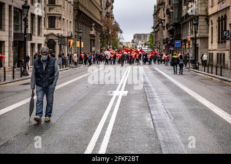 Barcelona, Spanien. Mai 2021. Am Ende der Veranstaltungen zum Internationalen Arbeitertag ist in Vía Laietana ein Protestierender zu sehen.Hunderte von Demonstranten haben sich in Vía Laietana versammelt, die von der Gewerkschaft CCOO (Confederación Sindical de Comisiones Oberas) zur Feier des Internationalen Arbeitertages aufgerufen wurden. (Foto von Paco Freire/SOPA Images/Sipa USA) Quelle: SIPA USA/Alamy Live News Stockfoto