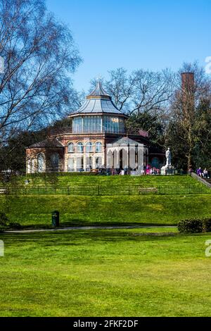 Die Menschen genießen die Frühlingssonne im Mesnes (sprich: Mains) Park, Wigan. Stockfoto