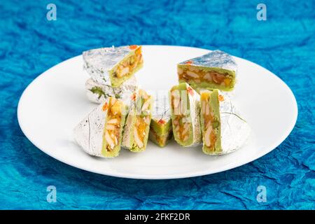 Indian Sweet Kaju Diamond Barfi Oder Burfi Aus Dry Früchte Wie Badam Kaaju Mava Pulverisierte Cashew Nuts Pista Kesar Doodh Condensed Milk Ghee Mawa Serv Stockfoto