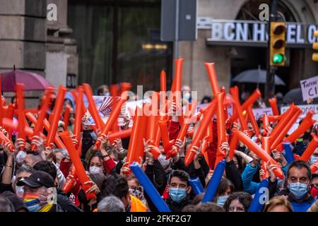 Barcelona, Spanien. Mai 2021. In Vía Laietana werden während der Konzentration zum Internationalen Tag der Arbeiter Demonstranten gesehen.Hunderte von Demonstranten haben sich in Vía Laietana versammelt, die von der Gewerkschaft CCOO (Confederación Sindical de Comisiones Oberas) zur Feier des Internationalen Tages der Arbeiter aufgerufen wurden. (Foto von Paco Freire/SOPA Images/Sipa USA) Quelle: SIPA USA/Alamy Live News Stockfoto