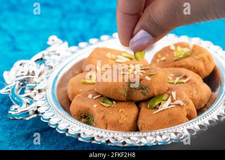 Indische Mithai Brown Mathura Peda Oder Meetha Pera Aus Kondensmilch Fudge Khoya Mawa Kesar Khoa Pista Mava Malai In Pure Desi Ghee Dekoriert Stockfoto