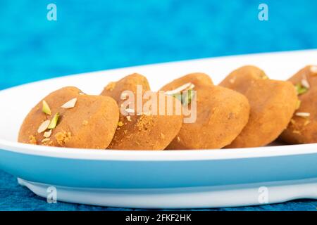 Indische Subkontinentale Mithai Brown Mathura Peda Oder Meetha Pera Hergestellt Von Condensed Milk Fudge Khoya Mawa Kesar Khoa Pista Mava Malai In Pure Desi Ghee Stockfoto