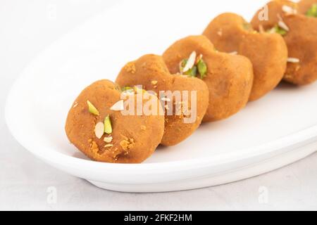 Indische Subkontinentale Mithai Brown Mathura Peda Oder Meetha Pera Hergestellt Von Condensed Milk Fudge Khoya Mawa Kesar Khoa Pista Mava Malai in Pure Desi Ghee A Stockfoto