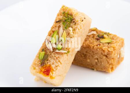 Köstliche Indische Mithai Hot Milkcake Kalakand Burfi Oder Alwar Ka Mawa Barfi Aus Khoya Doodh Malai Mit Badam Verziert Oder Badaam Nuts Kaju Und Pist Stockfoto