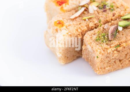 Indischer Mithai Hot Milkcake Kalakand Burfi Oder Alwar Ka Mawa Barfi Aus Khoya Curdle Doodh Malai Mit Badam Oder Badaam Nuts Kaju Und Pista Verziert. Stockfoto