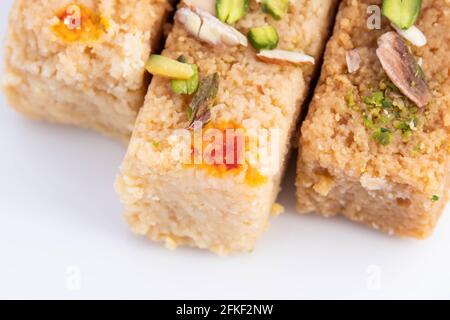 Indischer Mithai Hot Milkcake Kalakand Burfi Oder Alwar Ka Mawa Barfi Aus Khoya Currled Doodh Malai, Verziert Mit Badam Oder Badaam Nuts Kaju Und Pista. Stockfoto