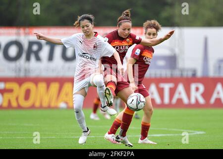 Vanessa Bernauer von AS Roma und Yui Hasegawa von AC Mailand in Aktion während der italienischen Fußball-Liga gesehen Ein Frauen-2020/2021-Match zwischen AS Roma und AC Mailand Im Stadion Tre Fontane / LM Stockfoto