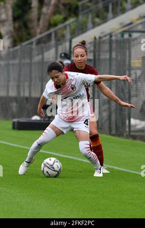 Yui Hasegawa vom AC Mailand und Vanessa Bernauer von AS Roma in Aktion während der italienischen Fußball-Liga gesehen Ein Frauen-2020/2021-Match zwischen AS Roma und AC Mailand Im Stadion Tre Fontane / LM Stockfoto