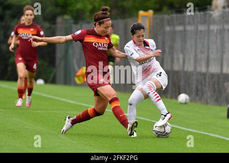 Yui Hasegawa vom AC Mailand und Vanessa Bernauer von AS Roma in Aktion während der italienischen Fußball-Liga gesehen Ein Frauen-2020/2021-Match zwischen AS Roma und AC Mailand Im Stadion Tre Fontane / LM Stockfoto