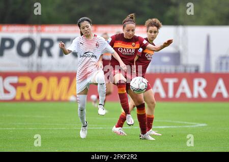 Vanessa Bernauer von AS Roma und Yui Hasegawa von AC Mailand in Aktion während der italienischen Fußball-Liga gesehen Ein Frauen-2020/2021-Match zwischen AS Roma und AC Mailand Im Stadion Tre Fontane / LM Stockfoto