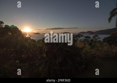 Hohe Sicht auf die Sonne über dem Meer und Die Natur Stockfoto