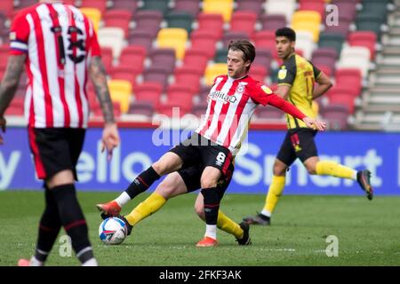 LONDON, GROSSBRITANNIEN. 1. MAI Mathias Jensen von Brentford kontrolliert den Ball während des Sky Bet Championship-Spiels zwischen Brentford und Watford im Brentford Community Stadium, Brentford, am Samstag, 1. Mai 2021. (Quelle: Federico Maranesi) Quelle: MI News & Sport /Alamy Live News Stockfoto