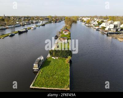 Luftaufnahme von kleinen Inseln im See Vinkeveense Plassen, bei Vinkeveen, Holland. Es ist ein schönes Naturgebiet für Erholung in den Niederlanden. Vinkeveen ist vor allem für die Vinkeveense Plassen bekannt Stockfoto