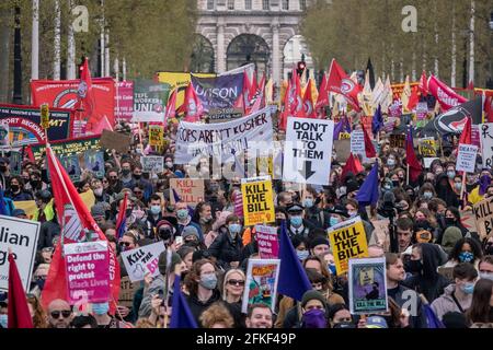 London, Großbritannien. Mai 2021. Tötet den Bill-Protest. Tausende marschieren am 1. Mai (oder am Tag der Arbeit) gegen eine neu vorgeschlagene Gesetzesvorlage für Polizei, Kriminalität, Verurteilung und Gerichte. Zahlreiche soziale Bewegungen haben sich zusammengeschlossen, um gegen das Gesetz zu protestieren, das ihrer Meinung nach die Meinungs- und Versammlungsfreiheit erheblich einschränken würde, indem sie der Polizei unter anderem Befugnisse zur Eindämmung von Protesten einräumen würden. Kredit: Guy Corbishley/Alamy Live Nachrichten Stockfoto