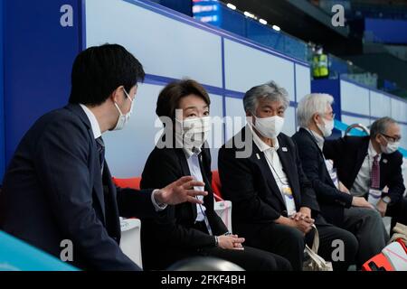 Tokio, Japan. Mai 2021. Seiko Hashimoto (2. L), Präsident des Organisationskomitees der Tokio 2020, beobachtet das 3 m synchronisierte Springboard-Finale der Frauen während des FINA-Tauchweltcups in Tokio, Japan, 1. Mai 2021. Quelle: Christopher Jue/Xinhua/Alamy Live News Stockfoto