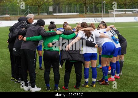 Carouge, Schweiz. Mai 2021. 1. Mai 2021, Carouge, Stade de la Fontenette, AXA Women's Super League: Servette FC Chenois Feminin - FC St.Gallen-Staad, Team St. Gallen-Staad vor dem Spiel (Schweiz/Kroatien OUT) Quelle: SPP Sport Pressefoto. /Alamy Live News Stockfoto