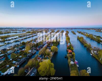 Luftaufnahme von kleinen Inseln im See Vinkeveense Plassen, bei Vinkeveen, Holland. Es ist ein schönes Naturgebiet für Erholung in den Niederlanden. Vinkeveen ist vor allem für die Vinkeveense Plassen bekannt Stockfoto