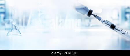 Impfstoff in Spritze mit Hand-Glaskolben und Zylinder In weichen weißen blauen Licht medizinischen Wissenschaft Labor Banner Hintergrund Stockfoto