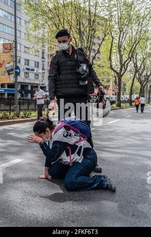 Istanbul, Türkei. Mai 2021. Ein Protestler ist beunruhigt, nachdem er während der Demonstration von der Polizei mit Pfeffer besprüht wurde. Die türkische Polizei hat zehn Demonstranten zerstreut und gewaltsam festgenommen, die dem Regierungsverbot für die Feierlichkeiten zum Internationalen Arbeitertag auf dem Taksim-Platz trotzten. (Foto von Murat Baykara/SOPA Images/Sipa USA) Quelle: SIPA USA/Alamy Live News Stockfoto