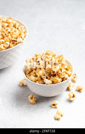 Karamell Popcorn in einer Schüssel auf weißem Hintergrund. Stockfoto