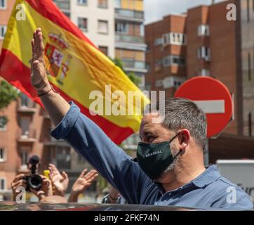 Madrid, Spanien – am 1. Mai 2021 haben die politische Partei Vox und die Gewerkschaft „Solidarität“ an einer Kundgebung auf dem Platz Conde de Casal in Madrid im Rahmen des internationalen Arbeitertages teilgenommen. An der Veranstaltung nahmen der Präsident der Partei, Santiago Abascal, der Kandidat für die Präsidentschaft der Gemeinde Madrid, Rocio Monasterio, und der Generalsekretär der Gewerkschaft, Rodrigo Alonso, Teil. Stockfoto