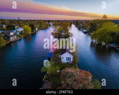 Luftaufnahme von kleinen Inseln im See Vinkeveense Plassen, bei Vinkeveen, Holland. Es ist ein schönes Naturgebiet für Erholung in den Niederlanden. Vinkeveen ist vor allem für die Vinkeveense Plassen bekannt Stockfoto