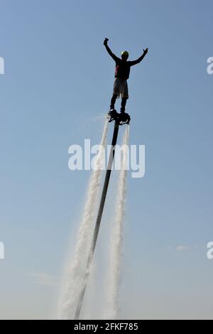 Ein Fliegerboarder in Aktion an der Strandpromenade von Torquay in Devon. Stockfoto