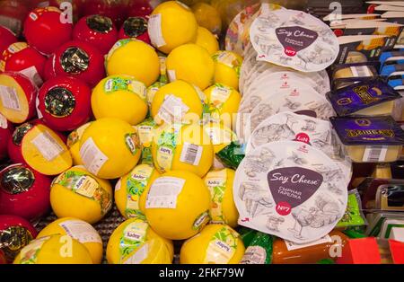Kaliningrad, Russland - 18. November 2020: Käse in den Regalen des lokalen russischen Supermarkts. Stockfoto