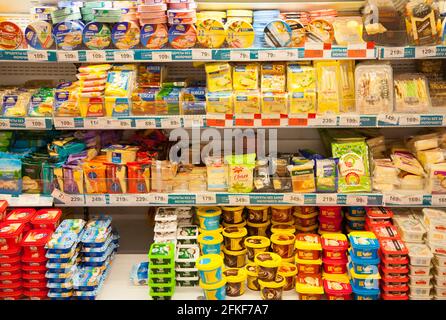 Kaliningrad, Russland - 18. November 2020: Käse in den Regalen des lokalen russischen Supermarkts. Stockfoto