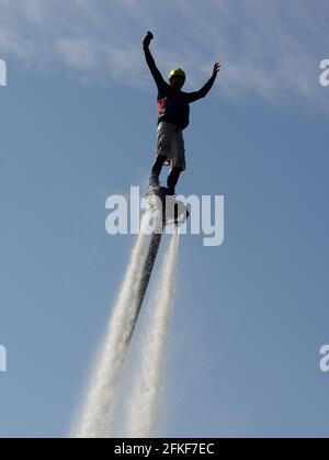 Ein Fliegerboarder in Aktion an der Strandpromenade von Torquay in Devon. Stockfoto