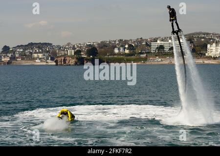 Ein Fliegerboarder in Aktion an der Strandpromenade von Torquay in Devon. Stockfoto