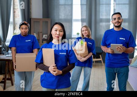 Eine Gruppe junger Freiwilliger brachte Essen und Kleidung mit Person deaktivieren Stockfoto