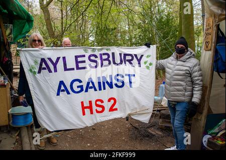 Aylesbury Valle, Buckinghamshire, Großbritannien. Mai 2021. Einheimische kamen heute in den Wald, um Nahrung zu holen und die Stop HS2-Demonstranten zu unterstützen. Die Stille kehrte heute in den alten Wald von Jones Hill Wood zurück, da HS2 aufgrund des Feiertagswochenendes im Mai nicht mehr fällte. HS2 haben im alten Wald von Jones Hill Wood Buchen gefällt, obwohl es die Vogelnistsaison ist und seltene Barbastelle Fledermäuse bekannt sind, in den Wäldern zu brüten. Der Wald soll den lokalen Autor Roald Dahl dazu inspiriert haben, den beliebten Kinderroman, den fantastischen Mr. Fox, zu schreiben. Die Hochgeschwindigkeitsschiene 2 von Lo Stockfoto