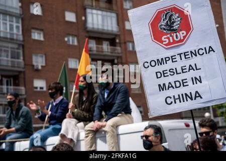 Ein Unterstützer hält auf der Plaza Conde de Casal ein Plakat mit Botschaften gegen die Chinesen.im Rahmen des Internationalen Tages der Arbeit, dem 1. Mai, gründet die spanische rechtsextreme Partei VOX die Gewerkschaft "Solidaridad". Mit antikommunistischen, anti-ökologischen, anti-illegalen Zuwanderungen, anti-feministischen und ultra-nationalistischen Reden nahmen Santiago Abascal, Präsident der VOX, Rocio Monasterio, Kandidat für die Wahlen der Gemeinde Madrid, und Rodrigo Alonso, Generalsekretär der Gewerkschaft Solidaridad, an dem Treffen auf der Plaza de Count Casal Teil. Der Akt findet ein paar Tage bef Stockfoto