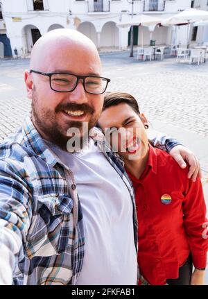 Ein Transgender / nicht-binäres Mädchen mit einer Freundin, die ein Selfie macht. Authentische nicht-binäre Menschen. Stockfoto