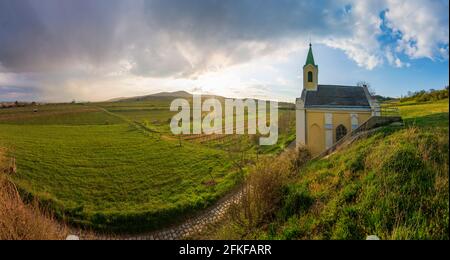 Guntramsdorf: Kapelle Weingartenkapelle, Weinberg, Berg Anninger in Wienerwald, Wienerwald, Niederösterreich, Niederösterreich, Österreich Stockfoto