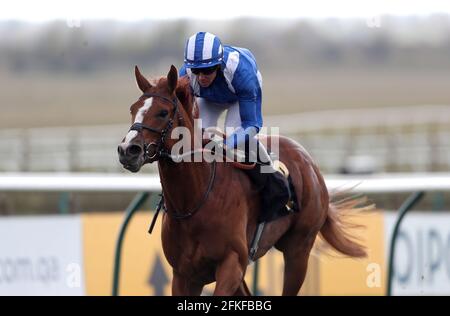 Mohaafeth wird von Jockey Jim Crowley auf dem Weg zum Gewinn der Betfair Newmarket-Einsätze am 2000 Guineas Day, einem Teil des QIPCO Guineas Festivals auf der Newmarket Racecourse, gefahren. Bilddatum: Samstag, 1. Mai 2021. Stockfoto