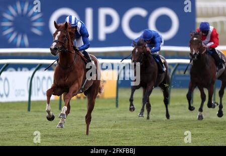 Mohaafeth wird von Jockey Jim Crowley auf dem Weg zum Gewinn der Betfair Newmarket-Einsätze am 2000 Guineas Day, einem Teil des QIPCO Guineas Festivals auf der Newmarket Racecourse, gefahren. Bilddatum: Samstag, 1. Mai 2021. Stockfoto