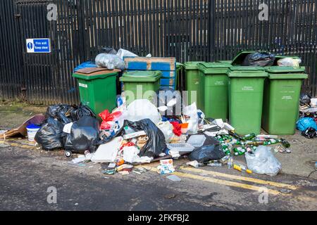 Überfließende Abfalleimer und schwarze Plastiktüten von Unternehmen, die darauf warten, geleert zu werden, im Stadtzentrum von Glasgow, Schottland, Großbritannien Stockfoto
